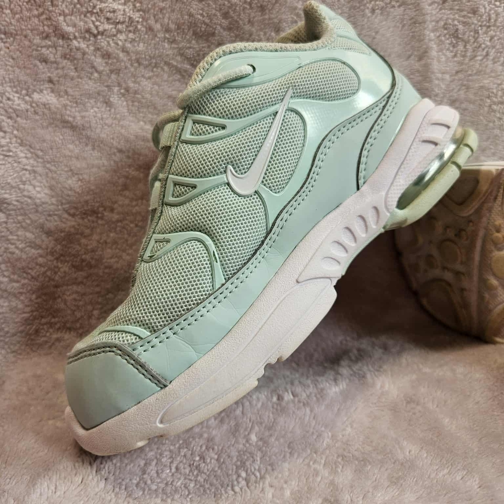 Nike Pastel Green Athletic Shoes